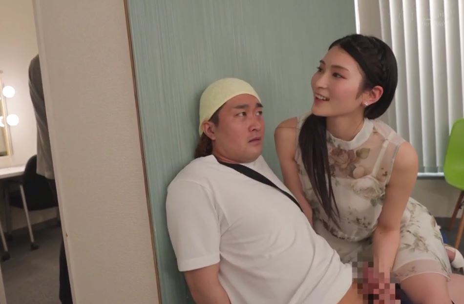 Suzu Honjou cãm dỗ các chàng trai nhẹ lòng