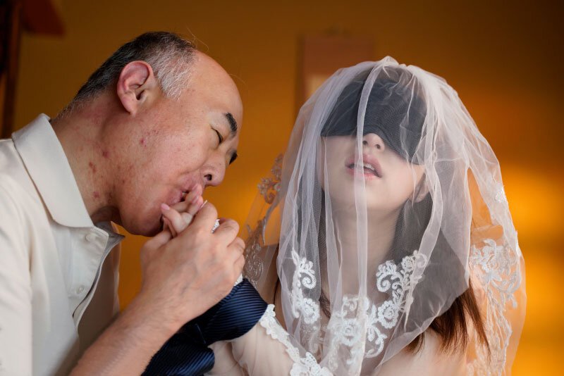 Ông chú già chuốc thuốc kích dục cháu gái lần cuối khi hay tin cháu lấy chồng