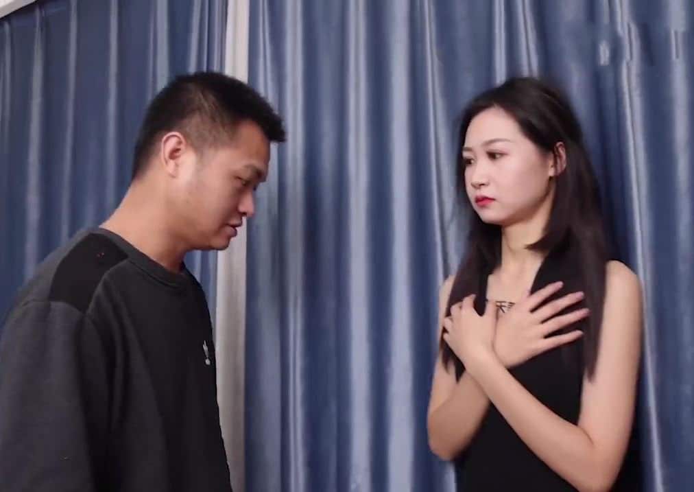 Chị hàng xóm dùng thân mình để trả ơn anh thanh niên giúp đỡ sửa máy tính